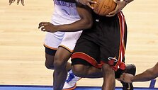 Serge Ibaka ir LeBronas Jamesas