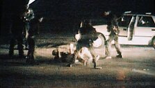 Rodney Kingas (ant žemės) mu&scaron;amas policijos pareigūnų (1991 m. kovo 3 d.)