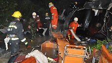Gelbėtojai avarijos vietoje ie&scaron;ko i&scaron;gyvenusiųjų 