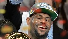 LeBronas Jamesas su NBA trofėjumi