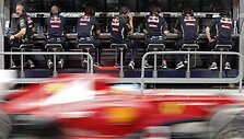 Fernando Alonso &bdquo;Ferrari&ldquo; važiuoja pro &bdquo;Red Bull&ldquo; komandos inžinierius