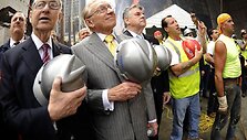 Pasaulio prekybos centro projekto vykdytojas Larry Silversteinas (antras i&scaron; kairės)