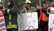 ugniagesiai-gelbetojai-per-mitinga-pasake-kiek-uzdirba-ir-kaip-dirba