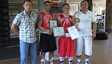 Evaldas Petrauskas, jo komandos draugas Edgaras Skurdelis, boksininkų treneris Vincas Murauskas ir &Scaron;ilutės sporto mokyklos direktorius Aivaras Lileikis