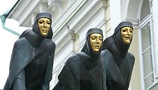 Lietuvos nacionalinį dramos teatrą vainikuojančios skulptoriaus Stanislovo Kuzmos sukurtos &bdquo;Trys mūzos&ldquo;