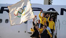 Rio de Žaneiro meras Eduardo Paesas mojuoja olimpine vėliava 