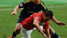 &bdquo;Fenerbahce&ldquo; žaidėjas Dirkas Kuytas (kairėje) ir Maskvos &bdquo;Spartak&ldquo; futbolininkas Marekas Suchy