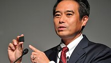 &bdquo;Sony&ldquo; vice prezidentas Masashi Imamura rodo &bdquo;4K X-Reality PRO&ldquo; procesorių, naudojamą naujuose televizoriuose