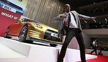 Bėgikas Usainas Boltas &scaron;alia &bdquo;Nissan Bolt Gold GT-R&ldquo;