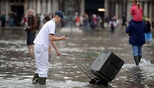Darbuotojas apsemtoje San Marko aik&scaron;tėje