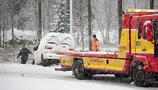 Traukiamas nuo kelio nuslydęs automobilis