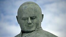 Popiežiaus Jono Pauliaus II statula