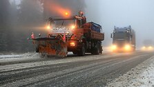 Kelininkai valo sniegą.