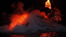 Į vandenyną teka lava