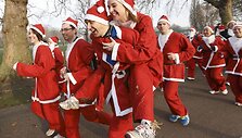 Kalėdų senelių bėgimo akimirka