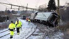 Nuo bėgių nuvažiavę traukinio vagonai