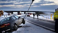 Olandijoje traukiamas nuo kelio nuslydęs automobilis