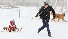 Vokietijoje vyras traukia roges su vaiku