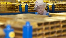 Didžiosios Britanijos karalienė Elizabeth II Anglijos banke