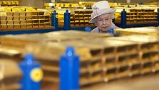 Didžiosios Britanijos karalienė Elizabeth II Anglijos banke