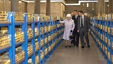Didžiosios Britanijos karalienė Elizabeth II Anglijos banke