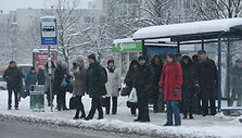 Žmonės vie&scaron;ojo transporto stotelėje
