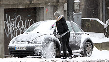 Mergina valo savo automobilį.