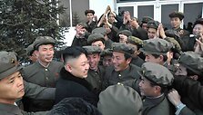 Kim Jong-Unas su &scaron;alies mokslininkais džiaugiasi sėkmingu raketos paleidimu.