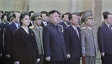 Kim Jong-Unas (centre) su žmona Ri Sol-Ju