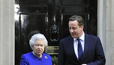 Karalienė Elizabeth II ir Davidas Cameronas