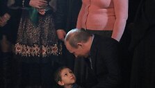 Rusijos prezidentas Vladimiras Putinas kalbasi su berniuku.