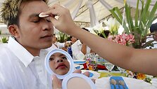 Janųjų pora prie&scaron; masinės vestuvės Filipinuose