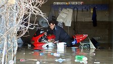 Vyras i&scaron; garažo stumia motociklą.