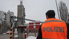Policija prie medienos fabriko &Scaron;veicarijoje