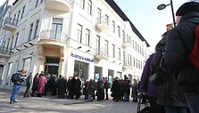 Žmonių eilė laukia kada bus atidarytas &Scaron;iaulių banko skyrius Kaune