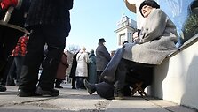 Žmonės prie &Scaron;iaulių banko skyriaus Kaune