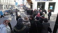 Žmonių eilė laukia kada bus atidarytas &Scaron;iaulių banko skyrius Kaune