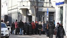 Žmonių eilė laukia kada bus atidarytas &Scaron;iaulių banko skyrius Kaune