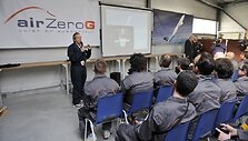 Prie&scaron; skrydį su &bdquo;Airbus A330 Zero-G&ldquo; lėktuvu instruktuojami keleiviai.