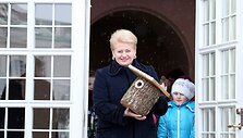Prezidentė Dalia Grybauskaitė su vaikais i&scaron;kėlė inkilus.