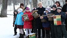 Prezidentė Dalia Grybauskaitė su vaikais i&scaron;kėlė inkilus.