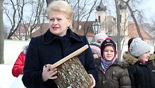 Prezidentė Dalia Grybauskaitė su vaikais i&scaron;kėlė inkilus.