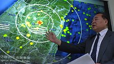 Seismologijos centro directorius Kuo Kai-wen rodo kur buvo žemės drebėjimo epicentras.