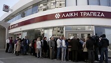 Žmonių eilė prie Kipro banko