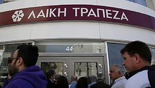 Žmonių eilė prie Kipro banko