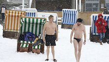 Maudynėms &scaron;altame vandenyje pasiruo&scaron;ė vyrai