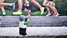 &bdquo;Lego&ldquo; žmogeliukas fotografuoja bėgikus.