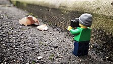 &bdquo;Lego&ldquo; žmogeliukas fotografuoja kiau&scaron;inio luk&scaron;tus.