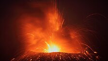 Lava besipjaudantis ugnikalnis Japonijoje