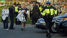 Pasikalbėję su policininkais Bostono maratono bėgikai eina namo